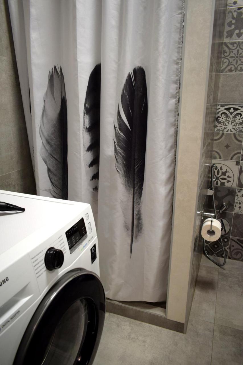 Apartment On Volodymyra Stelmakha 1B รีฟเน ภายนอก รูปภาพ