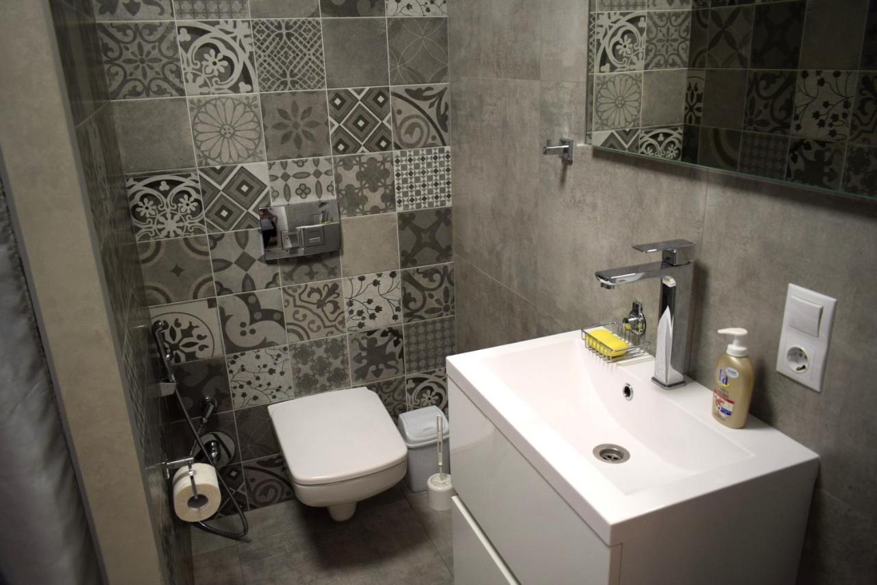 Apartment On Volodymyra Stelmakha 1B รีฟเน ภายนอก รูปภาพ